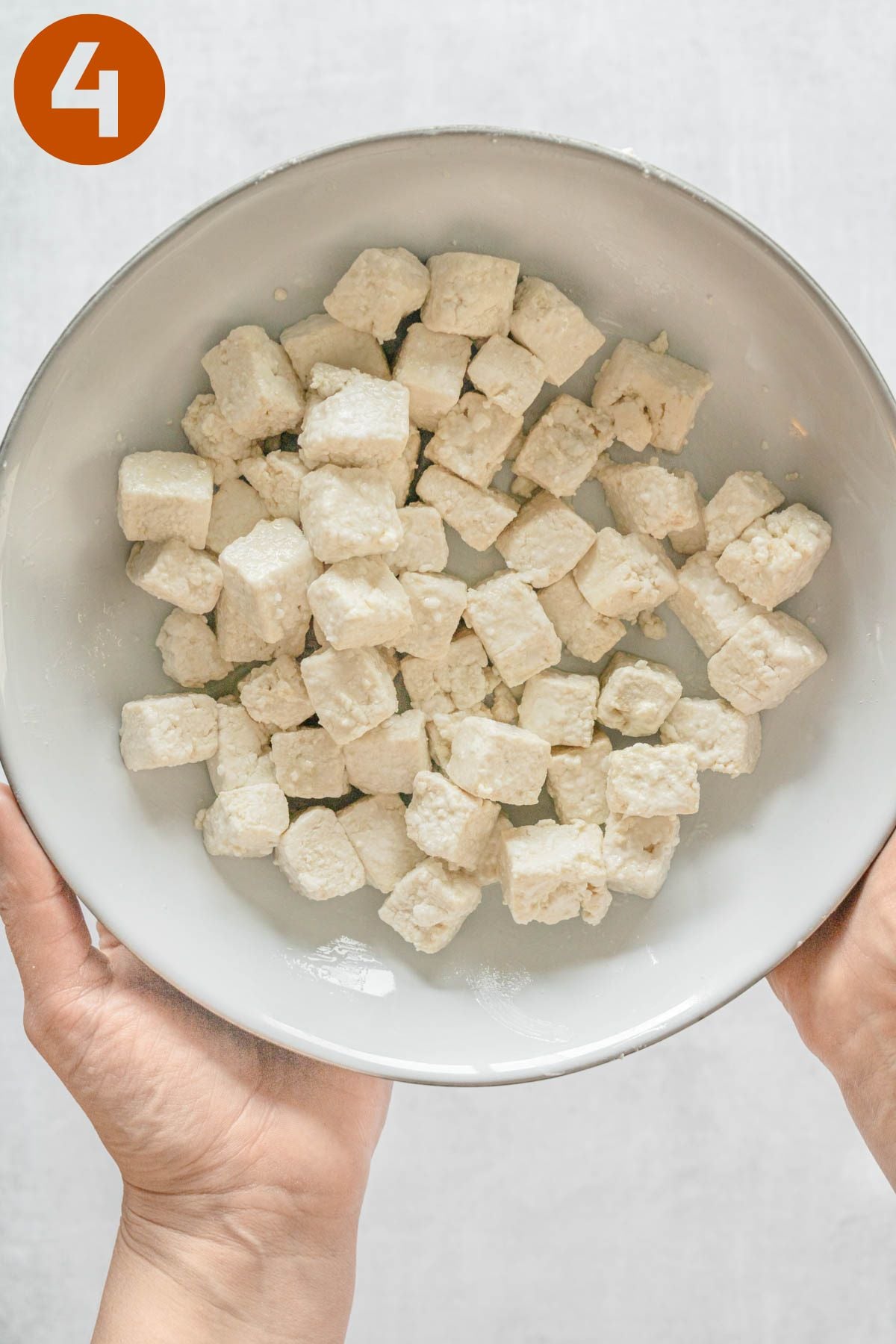 Coating the tofu with cornstarch and oil, labeled 4.